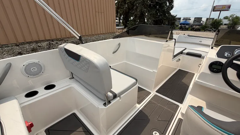 Slide: The Image of Bayliner M19 2024 - 14