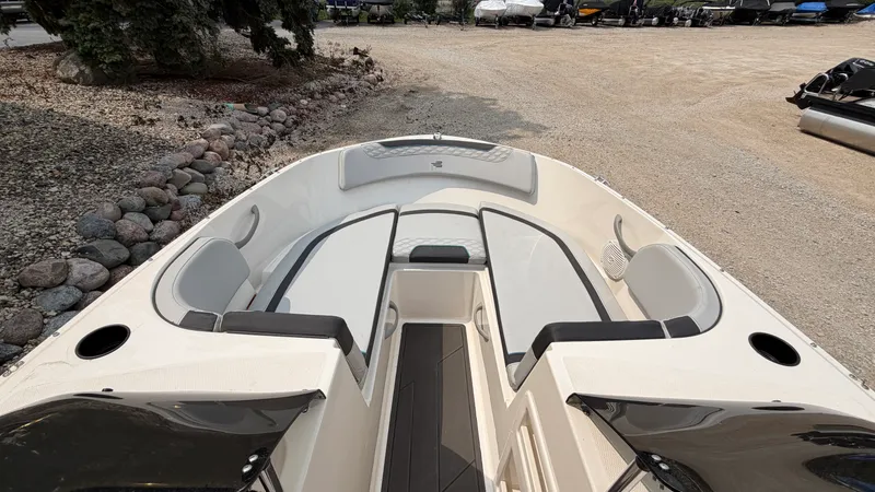 Slide: The Image of Bayliner M19 2024 - 28