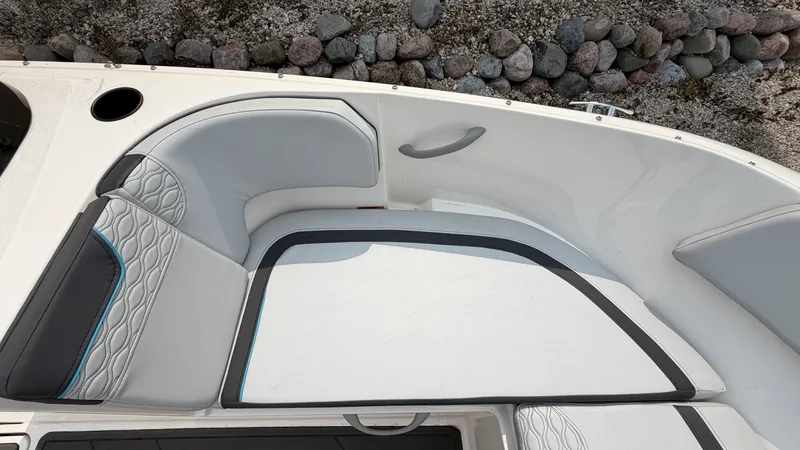 Slide: The Image of Bayliner M19 2024 - 30