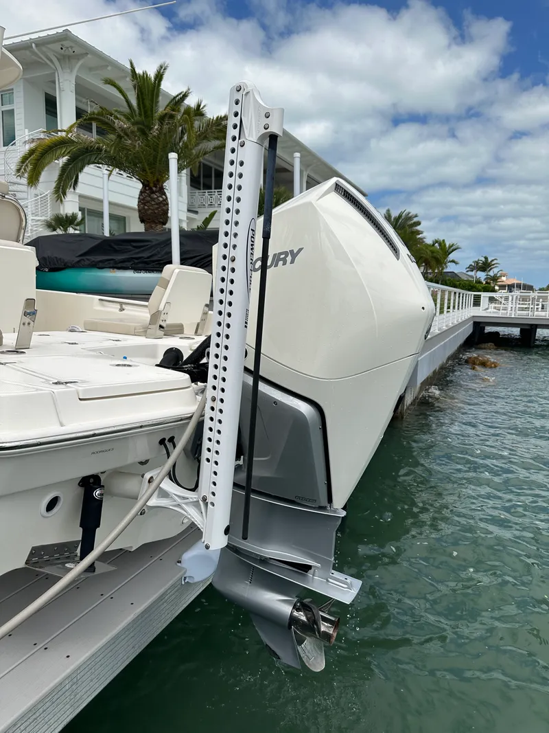 Slide: The Image of Boston Whaler 250 DAUNTLESS 2024 - 32