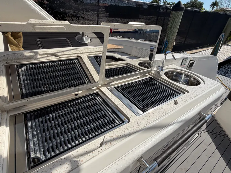 Slide: The Image of Sea Ray 400 SLX OB 2020 - 15