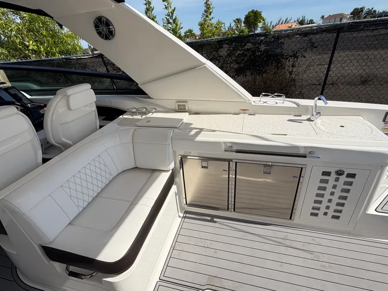 Slide: The Image of Sea Ray 400 SLX OB 2020 - 16