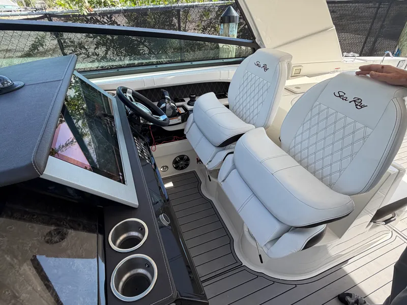 Slide: The Image of Sea Ray 400 SLX OB 2020 - 18