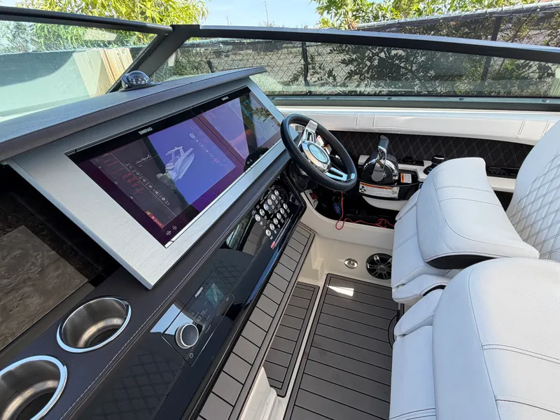 Slide: The Image of Sea Ray 400 SLX OB 2020 - 19