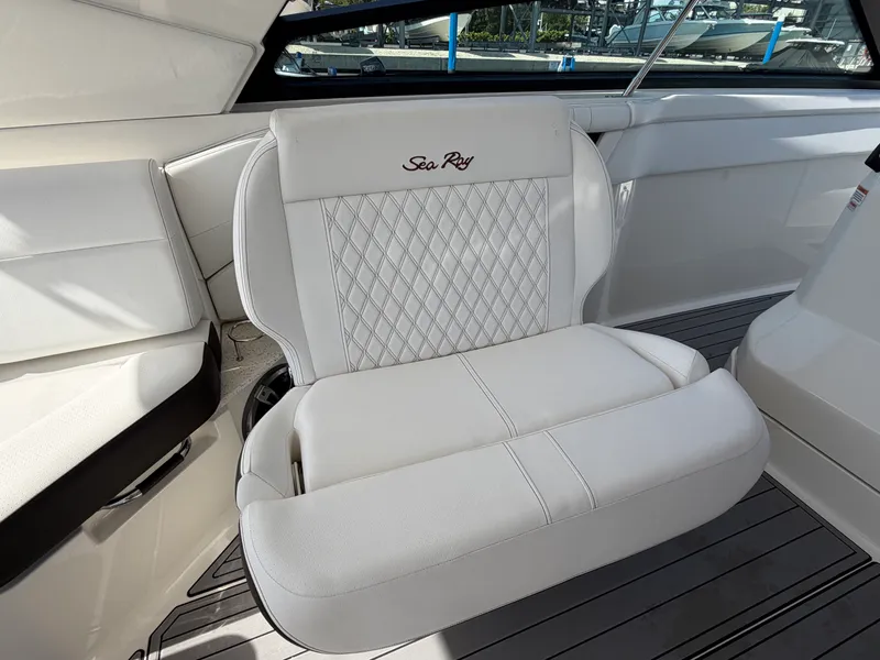 Slide: The Image of Sea Ray 400 SLX OB 2020 - 28