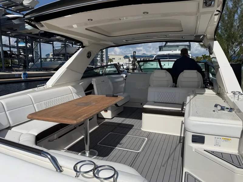 Slide: The Image of Sea Ray 400 SLX OB 2020 - 9