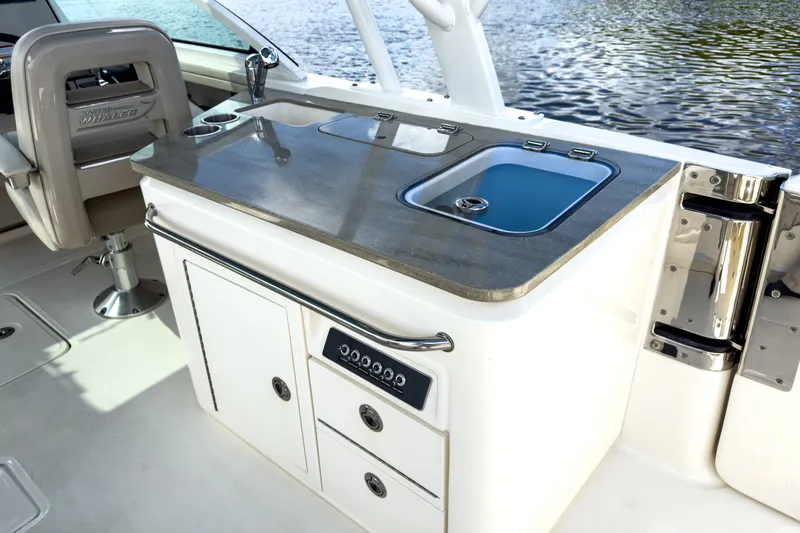Slide: The Image of Boston Whaler 320 Vantage 2023 - 14