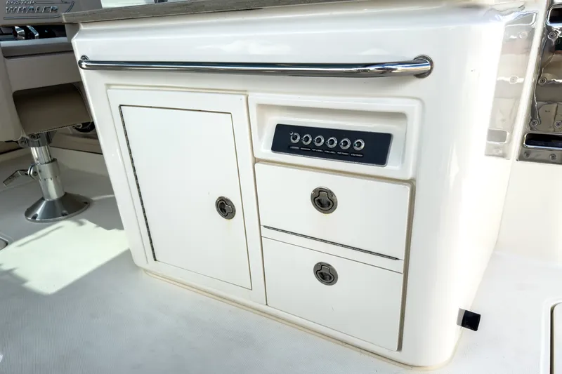 Slide: The Image of Boston Whaler 320 Vantage 2023 - 15