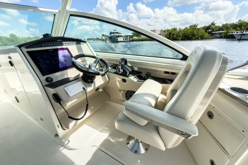 Slide: The Image of Boston Whaler 320 Vantage 2023 - 16