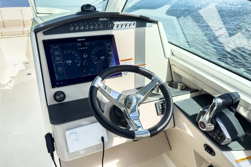 Slide: The Image of Boston Whaler 320 Vantage 2023 - 17