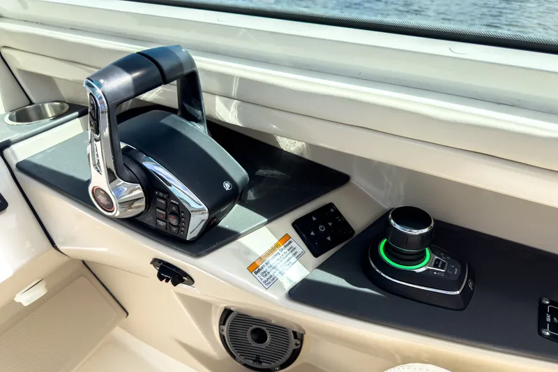Slide: The Image of Boston Whaler 320 Vantage 2023 - 18