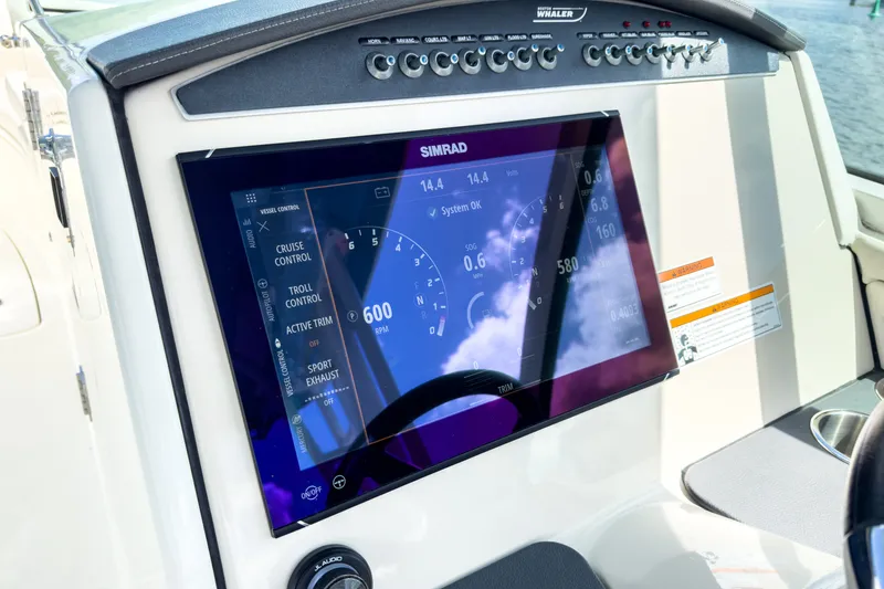 Slide: The Image of Boston Whaler 320 Vantage 2023 - 19