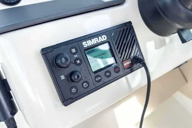 Slide: The Image of Boston Whaler 320 Vantage 2023 - 20