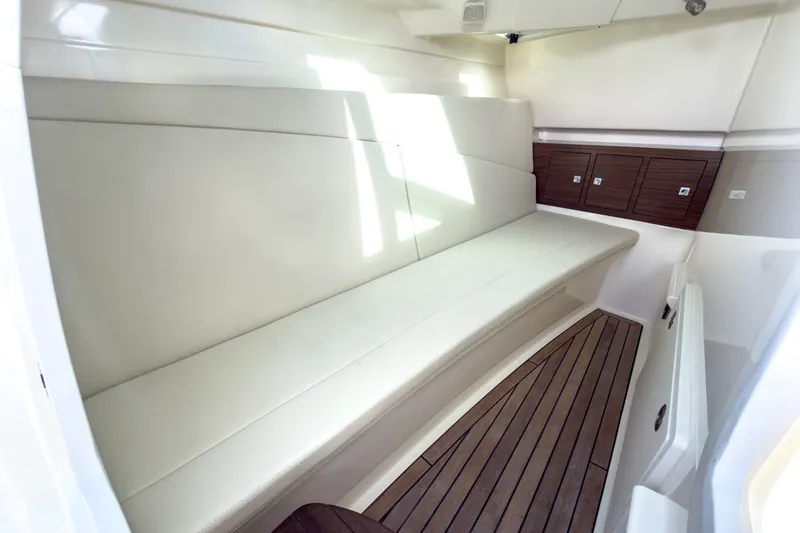 Slide: The Image of Boston Whaler 320 Vantage 2023 - 21