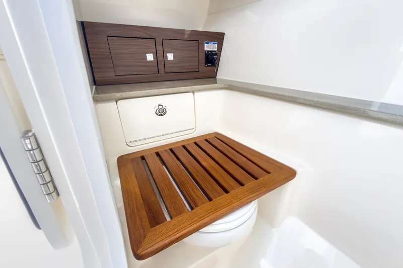 Slide: The Image of Boston Whaler 320 Vantage 2023 - 22