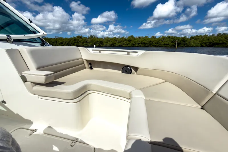 Slide: The Image of Boston Whaler 320 Vantage 2023 - 25