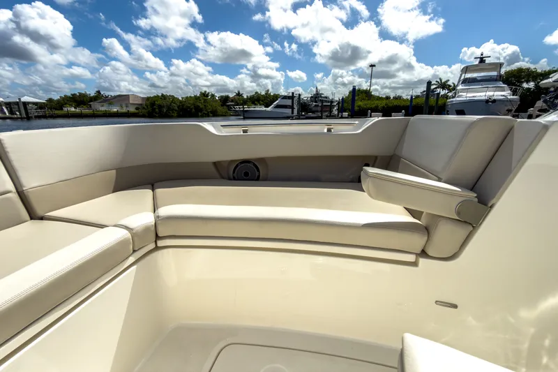 Slide: The Image of Boston Whaler 320 Vantage 2023 - 26