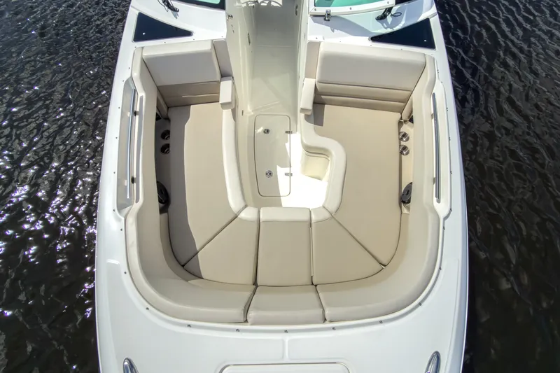 Slide: The Image of Boston Whaler 320 Vantage 2023 - 27