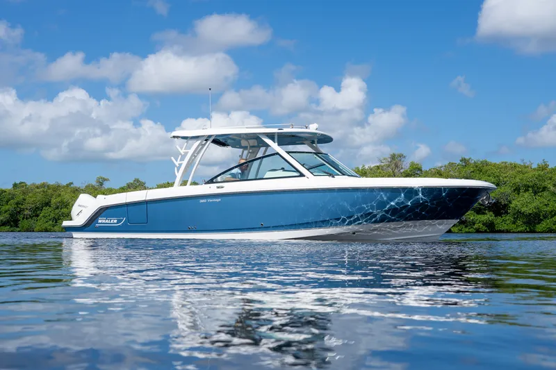 Slide: The Image of Boston Whaler 320 Vantage 2023 - 28