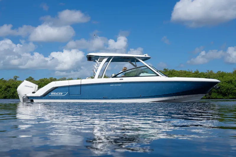 Slide: The Image of Boston Whaler 320 Vantage 2023 - 29