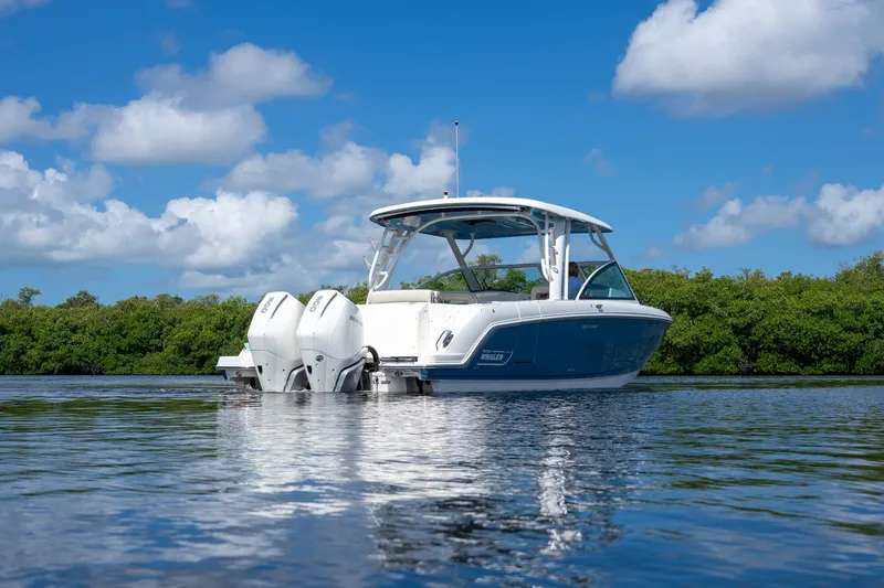 Slide: The Image of Boston Whaler 320 Vantage 2023 - 30