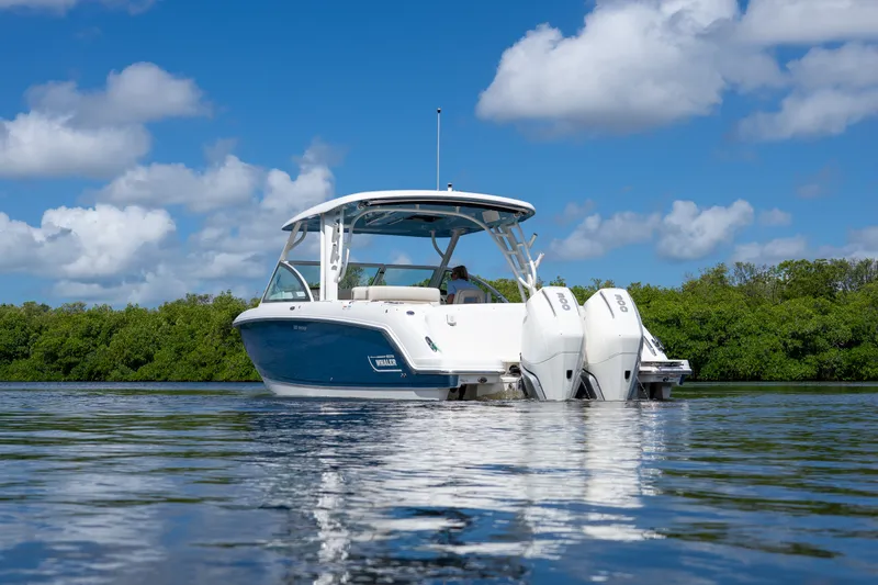 Slide: The Image of Boston Whaler 320 Vantage 2023 - 31
