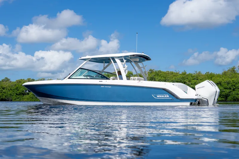 Slide: The Image of Boston Whaler 320 Vantage 2023 - 32