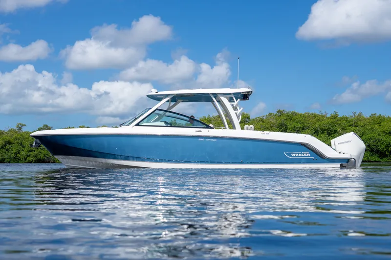 Slide: The Image of Boston Whaler 320 Vantage 2023 - 33