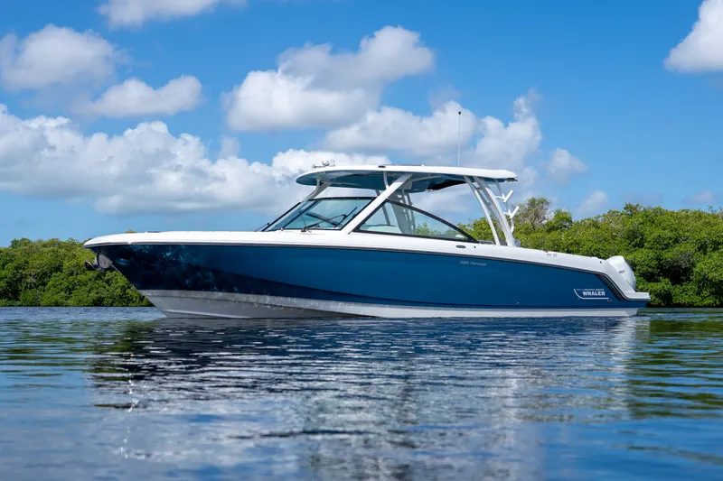 Slide: The Image of Boston Whaler 320 Vantage 2023 - 34