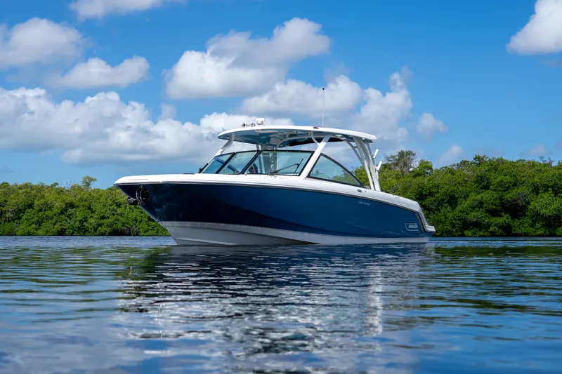 Slide: The Image of Boston Whaler 320 Vantage 2023 - 35