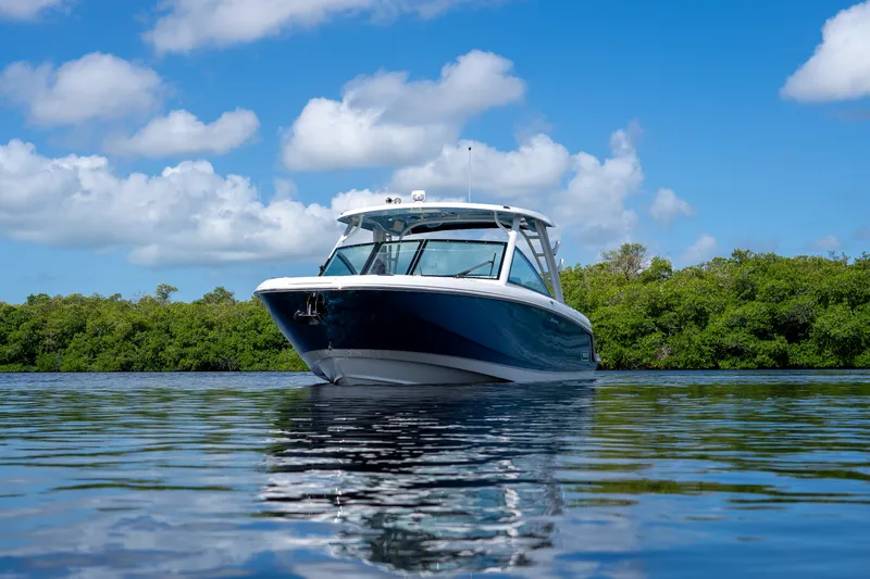 Slide: The Image of Boston Whaler 320 Vantage 2023 - 36