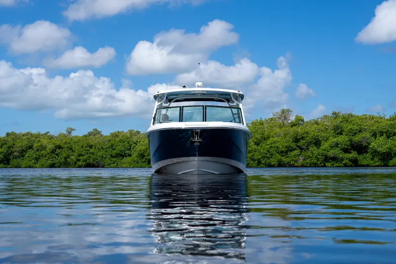 Slide: The Image of Boston Whaler 320 Vantage 2023 - 37