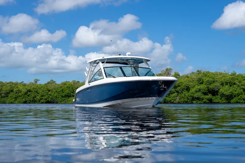 Slide: The Image of Boston Whaler 320 Vantage 2023 - 38