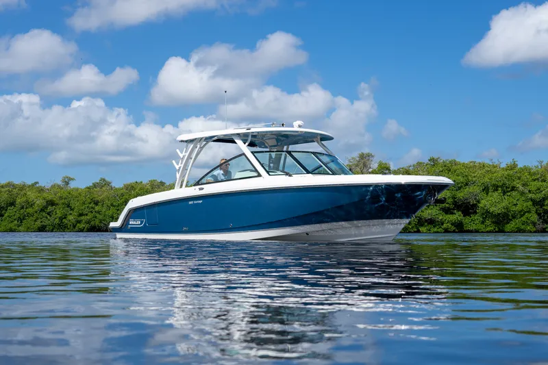 Slide: The Image of Boston Whaler 320 Vantage 2023 - 39
