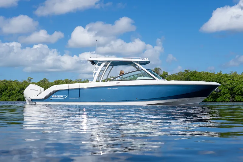 Slide: The Image of Boston Whaler 320 Vantage 2023 - 40