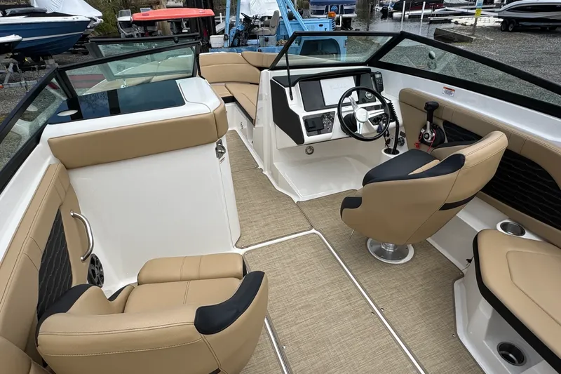 Slide: The Image of Sea Ray 230SPX 2021 - 10