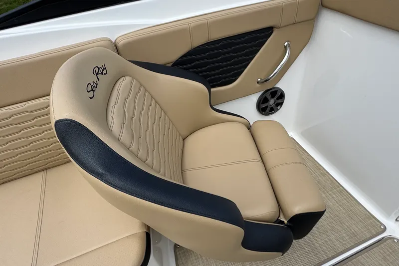Slide: The Image of Sea Ray 230SPX 2021 - 12
