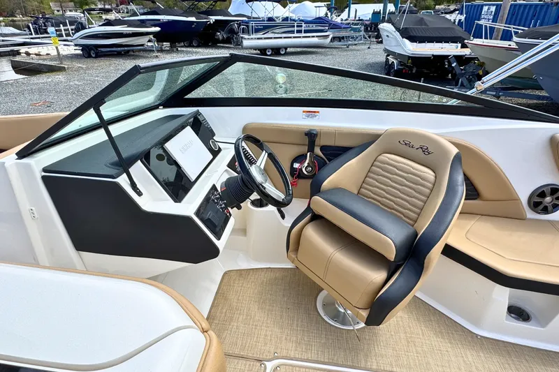 Slide: The Image of Sea Ray 230SPX 2021 - 14