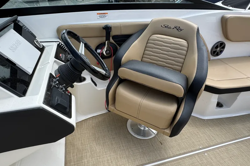 Slide: The Image of Sea Ray 230SPX 2021 - 15