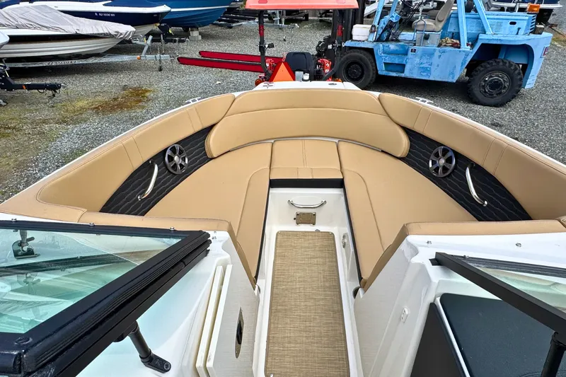 Slide: The Image of Sea Ray 230SPX 2021 - 23