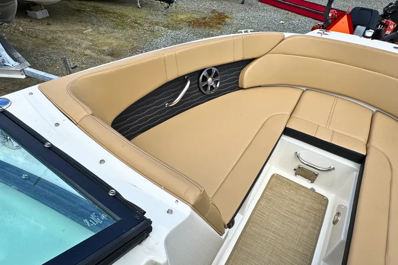 Slide: The Image of Sea Ray 230SPX 2021 - 24