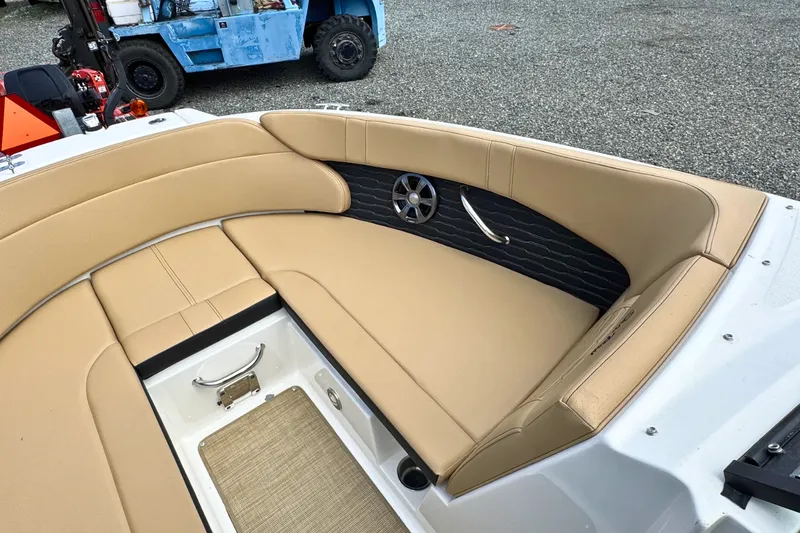 Slide: The Image of Sea Ray 230SPX 2021 - 25