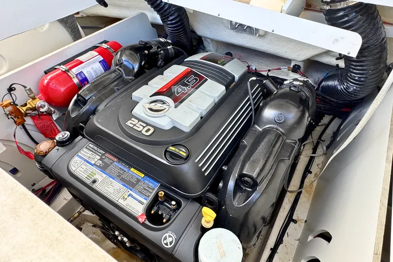 Slide: The Image of Sea Ray 230SPX 2021 - 29