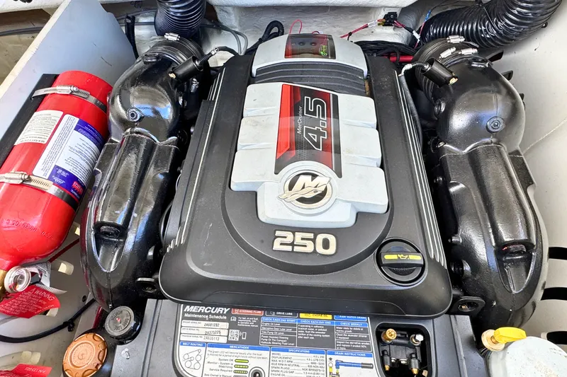 Slide: The Image of Sea Ray 230SPX 2021 - 30