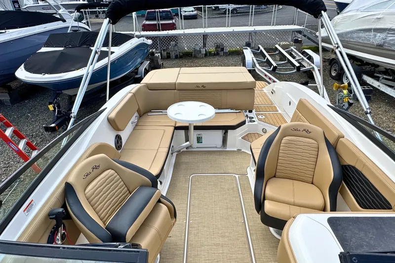 Slide: The Image of Sea Ray 230SPX 2021 - 4