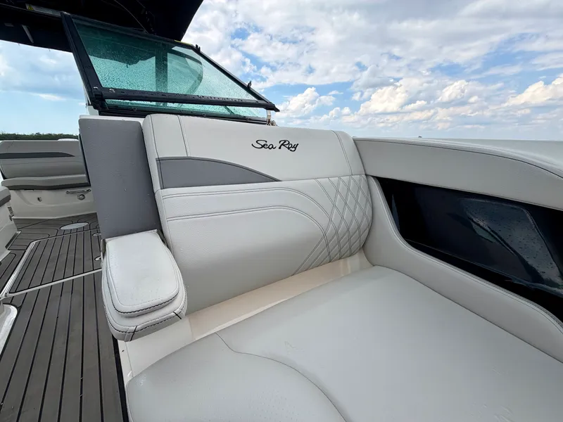Slide: The Image of Sea Ray 260 SLX OB 2023 - 19