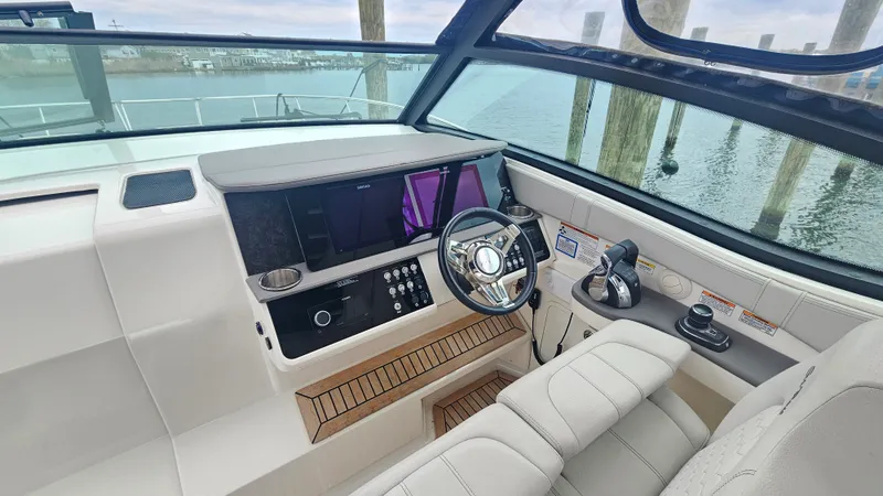 Slide: The Image of Sea Ray 320 SUNDANCER OB 2020 - 14