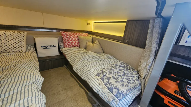 Slide: The Image of Sea Ray 320 SUNDANCER OB 2020 - 27