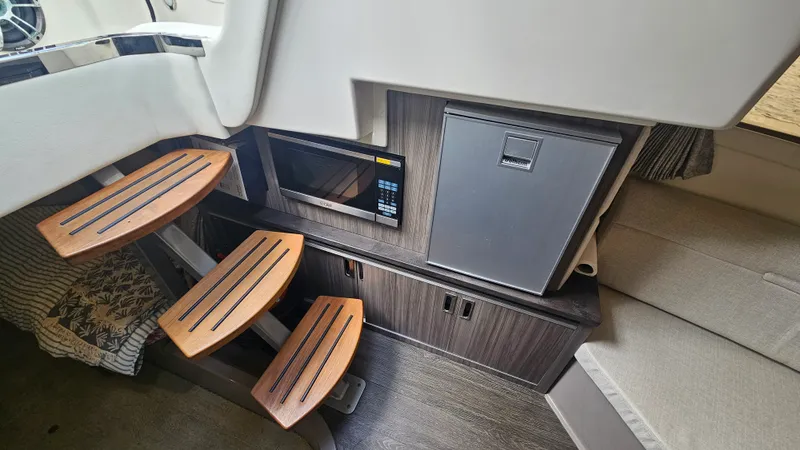 Slide: The Image of Sea Ray 320 SUNDANCER OB 2020 - 20