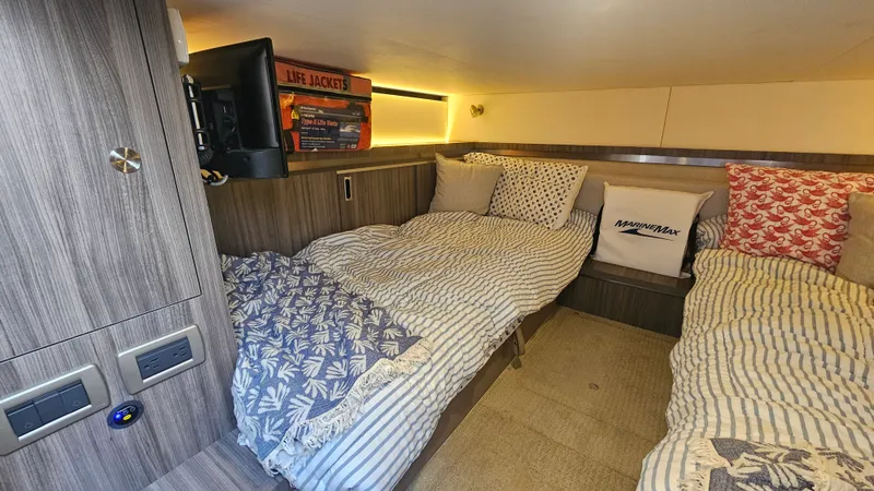 Slide: The Image of Sea Ray 320 SUNDANCER OB 2020 - 26